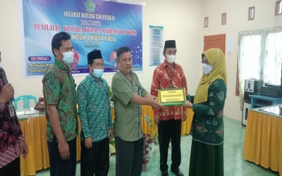 Serah Terima berkas Penilaian Kinerja Kepala Madrasah